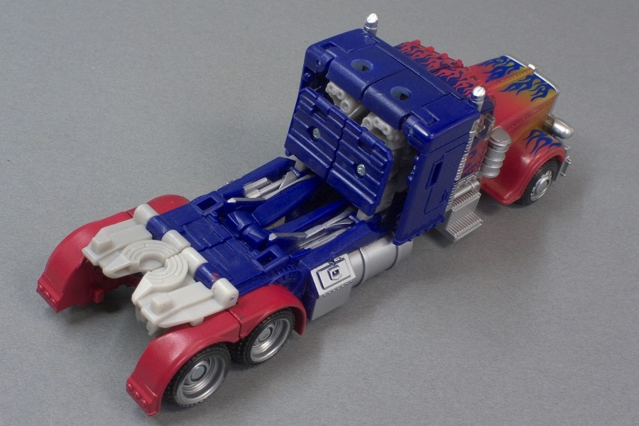 トランスフォーマー ダークサイド・ムーン オプティマスプライム＜デラックスクラス＞(OPTIMUS PRIME) - またーりといくよ。